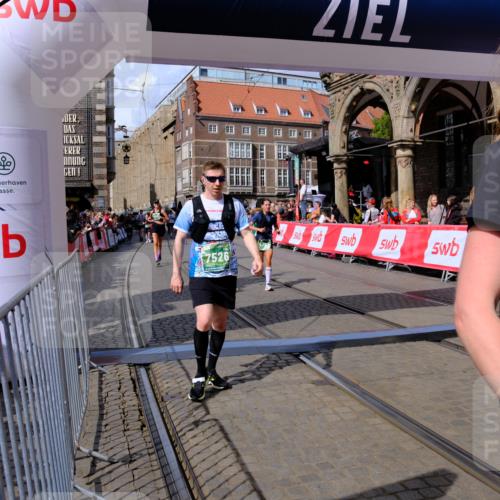 13.09.2026 - 21. swb-Marathon Bremen Tim E. http://msf.ph/oto/10389614 13.09.2026 13:32:24 Ziel 1369, 2310, 2934, 3946, 4566, 4797, 4979, 5628, 6116, 6258, 6475, 6875, 7182, 7526, 7818, 8610, 9394, 9640, 13029, 13182 meine-sportfotos.de