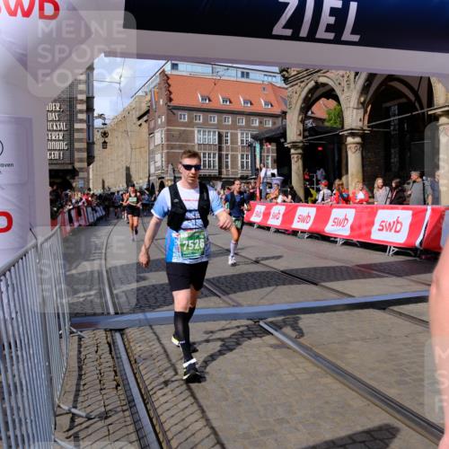 13.09.2026 - 21. swb-Marathon Bremen Tim E. http://msf.ph/oto/10389619 13.09.2026 13:32:24 Ziel 1369, 2310, 2934, 3946, 4566, 4797, 4979, 5628, 6116, 6258, 6475, 6875, 7182, 7526, 7818, 8610, 9394, 9640, 13029, 13182 meine-sportfotos.de