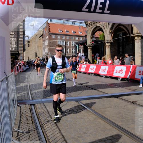 13.09.2026 - 21. swb-Marathon Bremen Tim E. http://msf.ph/oto/10389623 13.09.2026 13:32:24 Ziel 1369, 2310, 2934, 3946, 4566, 4797, 4979, 5628, 6116, 6258, 6475, 6875, 7182, 7526, 7818, 8610, 9394, 9640, 13029, 13182 meine-sportfotos.de