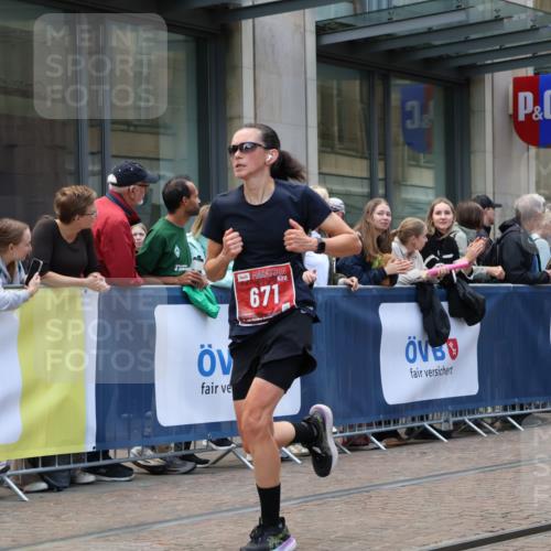 13.09.2026 - 21. swb-Marathon Bremen Strokosch-Dieckow http://msf.ph/oto/10389650 13.09.2026 13:00:27 Ziel 371, 453, 1136, 2141, 4904, 8749, 9849, 671, 912, 1550, 1571, 1754, 2683, 5776, 7015, 8689 meine-sportfotos.de