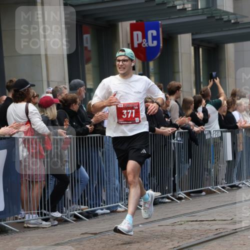 13.09.2026 - 21. swb-Marathon Bremen Strokosch-Dieckow http://msf.ph/oto/10389781 13.09.2026 13:00:53 Ziel 1411, 1619, 3019, 4328, 5663, 6359, 371, 453, 1136, 2141, 4904, 6359, 8749, 9849 meine-sportfotos.de