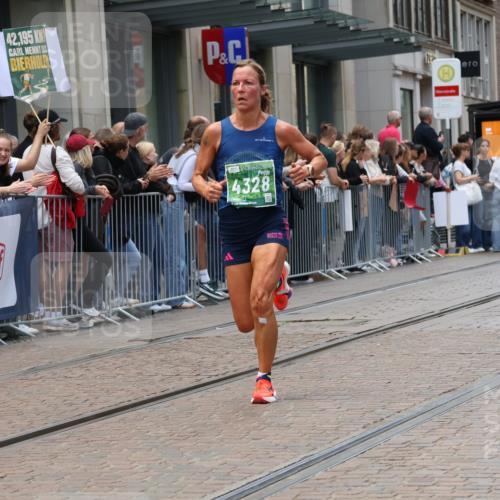 13.09.2026 - 21. swb-Marathon Bremen Strokosch-Dieckow http://msf.ph/oto/10389854 13.09.2026 13:01:03 Ziel 1411, 1619, 3019, 4118, 4328, 5663, 5996, 13063, 5663, 6359, 8749, 9849 meine-sportfotos.de