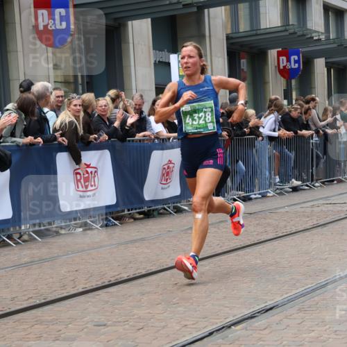 13.09.2026 - 21. swb-Marathon Bremen Strokosch-Dieckow http://msf.ph/oto/10389862 13.09.2026 13:01:04 Ziel 1411, 1619, 3019, 4118, 4328, 5996, 13063, 1619, 5663, 6359, 8749, 9849 meine-sportfotos.de