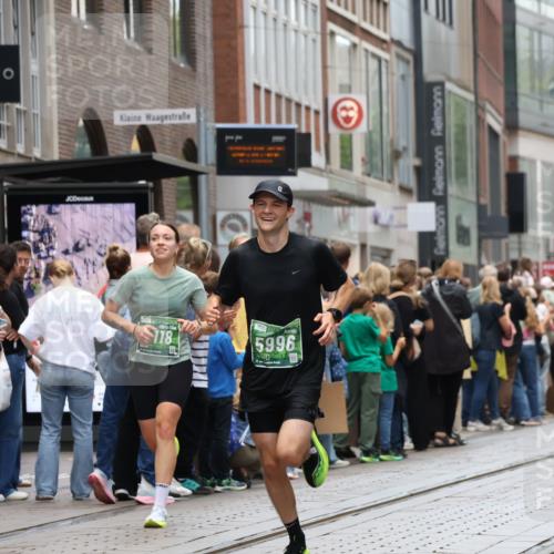 13.09.2026 - 21. swb-Marathon Bremen Strokosch-Dieckow http://msf.ph/oto/10389879 13.09.2026 13:01:10 Ziel 1411, 4118, 4328, 5369, 5996, 13063, 13168, 1619, 3019, 5663, 6359, 8749, 9849 meine-sportfotos.de