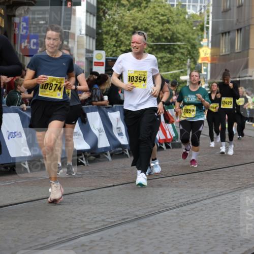 13.09.2026 - 21. swb-Marathon Bremen Strokosch-Dieckow http://msf.ph/oto/10390155 13.09.2026 11:12:43 Ziel 10213, 10406, 10414, 10909, 11052, 11633, 11716, 12327, 10483, 11606, 11671, 11832, 12050, 12423 meine-sportfotos.de