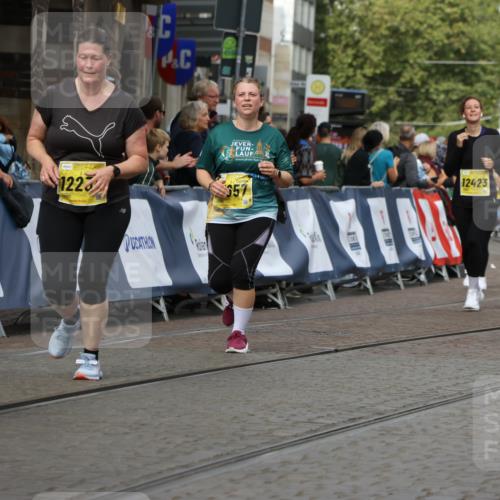 13.09.2026 - 21. swb-Marathon Bremen Strokosch-Dieckow http://msf.ph/oto/10390179 13.09.2026 11:12:46 Ziel 10213, 10406, 10414, 10874, 10875, 10909, 11052, 11090, 11633, 11716, 12327, 10483, 10893, 11606, 11627, 11671, 11832, 12050, 12060, 12423 meine-sportfotos.de