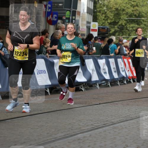 13.09.2026 - 21. swb-Marathon Bremen Strokosch-Dieckow http://msf.ph/oto/10390183 13.09.2026 11:12:46 Ziel 10213, 10406, 10414, 10874, 10875, 10909, 11052, 11090, 11633, 11716, 12327, 10483, 10893, 11606, 11627, 11671, 11832, 12050, 12060, 12423 meine-sportfotos.de