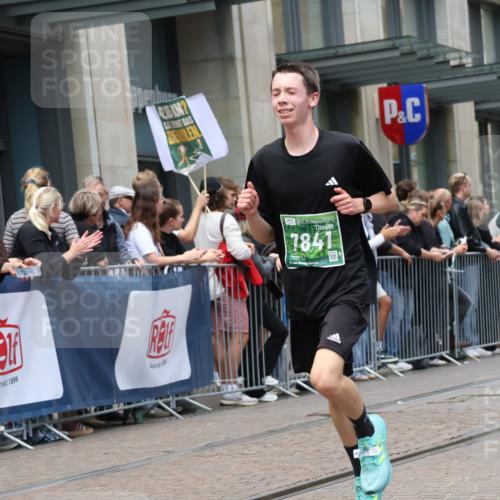 13.09.2026 - 21. swb-Marathon Bremen Strokosch-Dieckow http://msf.ph/oto/10390219 13.09.2026 13:02:21 Ziel 1795, 1850, 3609, 6918, 7841, 13237, 1667, 9583 meine-sportfotos.de