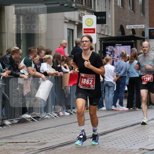 13.09.2026 - 21. swb-Marathon Bremen Strokosch-Dieckow http://msf.ph/oto/10390440 13.09.2026 13:03:05 Ziel 1372, 1950, 3092, 7206, 7478, 7715, 8028, 1381, 1850, 1862, 6918, 7265, 8319, 8325, 8331, 8756, 9200 meine-sportfotos.de