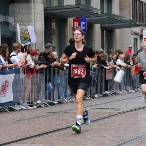 13.09.2026 - 21. swb-Marathon Bremen Strokosch-Dieckow http://msf.ph/oto/10390448 13.09.2026 13:03:07 Ziel 1372, 1950, 3092, 7206, 7478, 7715, 8028, 1381, 1862, 6918, 7265, 8319, 8325, 8331, 8756, 9200 meine-sportfotos.de