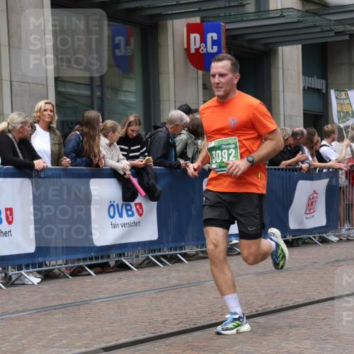 13.09.2026 - 21. swb-Marathon Bremen Strokosch-Dieckow http://msf.ph/oto/10390494 13.09.2026 13:03:21 Ziel 1090, 1372, 1587, 1950, 3092, 5024, 5143, 5719, 6973, 7715, 8096, 1372, 7206, 7478, 8028, 8756, 9200 meine-sportfotos.de
