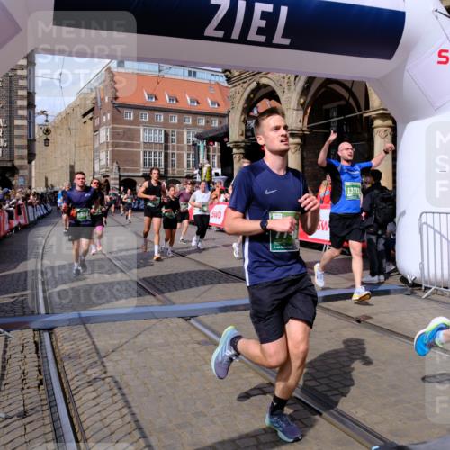 13.09.2026 - 21. swb-Marathon Bremen Tim E. http://msf.ph/oto/10390504 13.09.2026 13:34:47 Ziel 682, 784, 809, 911, 1307, 1395, 1871, 2215, 2831, 3029, 3052, 3058, 3068, 3214, 3318, 3388, 3409, 3636, 3890, 4112, 4537, 4616, 5147, 5488, 5566, 5694, 5760, 5852, 6255, 7168, 7746, 7833, 7962, 8381, 8453, 9453, 9751, 9802, 13112 meine-sportfotos.de
