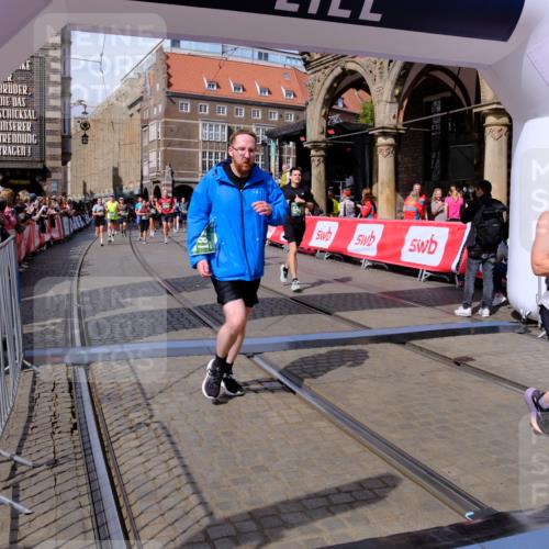 13.09.2026 - 21. swb-Marathon Bremen Tim E. http://msf.ph/oto/10390539 13.09.2026 13:34:53 Ziel 784, 809, 1307, 1395, 1871, 1967, 2215, 2831, 3029, 3052, 3058, 3318, 3388, 3409, 3765, 3842, 3890, 4537, 4616, 5378, 5488, 5566, 5694, 5760, 5852, 6128, 6168, 6244, 6255, 7168, 7746, 7833, 7962, 8182, 8381, 8453, 8493, 8552, 8683, 9751, 9788, 9802, 13112 meine-sportfotos.de