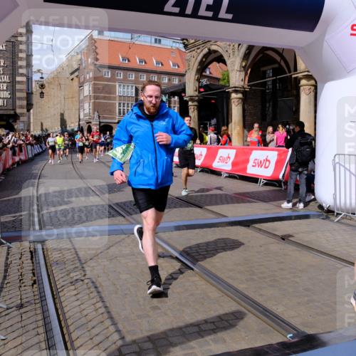 13.09.2026 - 21. swb-Marathon Bremen Tim E. http://msf.ph/oto/10390544 13.09.2026 13:34:53 Ziel 784, 809, 1307, 1395, 1871, 1967, 2215, 2831, 3029, 3052, 3058, 3318, 3388, 3409, 3765, 3842, 3890, 4537, 4616, 5378, 5488, 5566, 5694, 5760, 5852, 6128, 6168, 6244, 6255, 7168, 7746, 7833, 7962, 8182, 8381, 8453, 8493, 8552, 8683, 9751, 9788, 9802, 13112 meine-sportfotos.de