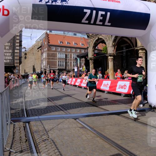 13.09.2026 - 21. swb-Marathon Bremen Tim E. http://msf.ph/oto/10390548 13.09.2026 13:34:55 Ziel 784, 809, 1395, 1871, 1967, 2215, 2831, 3029, 3052, 3058, 3318, 3380, 3388, 3409, 3765, 3842, 3890, 4537, 4616, 5378, 5488, 5566, 5694, 5760, 6128, 6168, 6244, 6255, 7168, 7833, 7962, 8182, 8381, 8453, 8493, 8552, 8683, 9751, 9788 meine-sportfotos.de