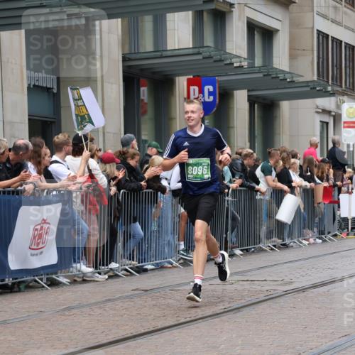 13.09.2026 - 21. swb-Marathon Bremen Strokosch-Dieckow http://msf.ph/oto/10390549 13.09.2026 13:03:33 Ziel 895, 1090, 1587, 2094, 2889, 3500, 4236, 5024, 5143, 5719, 6973, 8096, 9061, 9129, 9642, 1372, 1950, 3092, 5024, 5719, 7206, 7478, 7715, 8028 meine-sportfotos.de