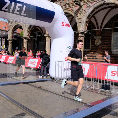 13.09.2026 - 21. swb-Marathon Bremen Tim E. http://msf.ph/oto/10390552 13.09.2026 13:34:55 Ziel 784, 809, 1395, 1871, 1967, 2215, 2831, 3029, 3052, 3058, 3318, 3380, 3388, 3409, 3765, 3842, 3890, 4537, 4616, 5378, 5488, 5566, 5694, 5760, 6128, 6168, 6244, 6255, 7168, 7833, 7962, 8182, 8381, 8453, 8493, 8552, 8683, 9751, 9788 meine-sportfotos.de