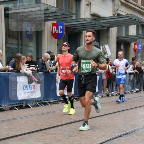 13.09.2026 - 21. swb-Marathon Bremen Strokosch-Dieckow http://msf.ph/oto/10390634 13.09.2026 13:03:47 Ziel 895, 2094, 2889, 3424, 3500, 4110, 4236, 6815, 9061, 9129, 9544, 9642, 9813, 1090, 1587, 1950, 3092, 5024, 5143, 5719, 6973, 7715, 8096 meine-sportfotos.de