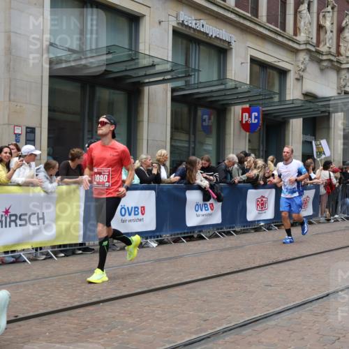 13.09.2026 - 21. swb-Marathon Bremen Strokosch-Dieckow http://msf.ph/oto/10390650 13.09.2026 13:03:48 Ziel 895, 2094, 2889, 3424, 3500, 4110, 4236, 6815, 9061, 9129, 9544, 9642, 9813, 1090, 1587, 1950, 2889, 3092, 5024, 5143, 5719, 6973, 8096 meine-sportfotos.de