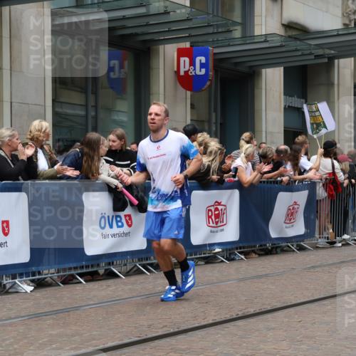 13.09.2026 - 21. swb-Marathon Bremen Strokosch-Dieckow http://msf.ph/oto/10390654 13.09.2026 13:03:49 Ziel 895, 2094, 3424, 3500, 4110, 4236, 6815, 9061, 9129, 9544, 9642, 9813, 1090, 1587, 1950, 2889, 3092, 5024, 5143, 5719, 6973, 8096, 9642 meine-sportfotos.de