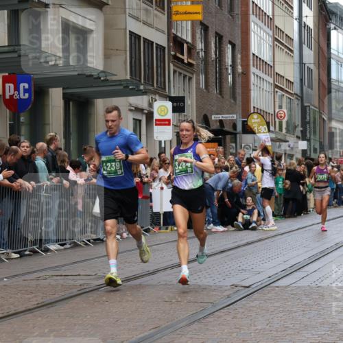 13.09.2026 - 21. swb-Marathon Bremen Strokosch-Dieckow http://msf.ph/oto/10390760 13.09.2026 13:04:06 Ziel 650, 744, 1223, 1224, 1860, 2207, 3284, 3424, 4110, 4239, 6815, 7871, 8936, 9813, 13034, 895, 2094, 2889, 3500, 4236, 8096, 9061, 9129, 9544, 9642 meine-sportfotos.de
