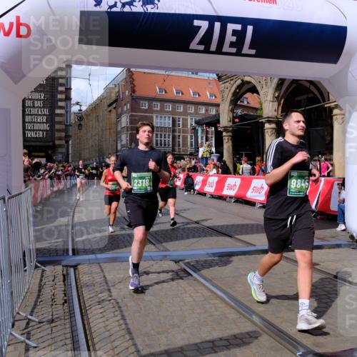 13.09.2026 - 21. swb-Marathon Bremen Tim E. http://msf.ph/oto/10390966 13.09.2026 13:35:51 Ziel 156, 607, 2041, 2090, 2318, 2356, 3055, 3087, 3226, 3621, 3704, 3780, 4326, 5308, 5661, 6315, 6418, 6465, 6466, 6644, 6649, 7285, 7377, 7597, 7675, 7700, 8401, 8530, 8816, 8915, 9784, 9845, 9862, 9887, 9892 meine-sportfotos.de