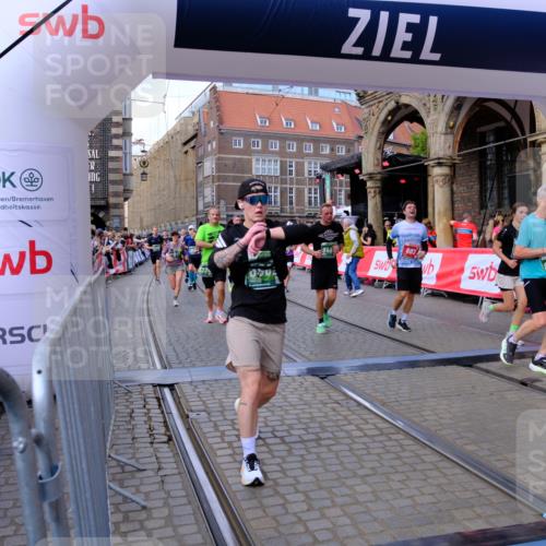 13.09.2026 - 21. swb-Marathon Bremen Tim E. http://msf.ph/oto/10391035 13.09.2026 13:36:28 Ziel 563, 1072, 1867, 2339, 2931, 2949, 3026, 3224, 3291, 3489, 3591, 4643, 4989, 5259, 5800, 6642, 6778, 6982, 7043, 7256, 7379, 7865, 8227, 8275, 8488, 8511, 8731, 8941, 9026, 9076, 9226, 9497, 9564, 13038, 13179, 13238 meine-sportfotos.de