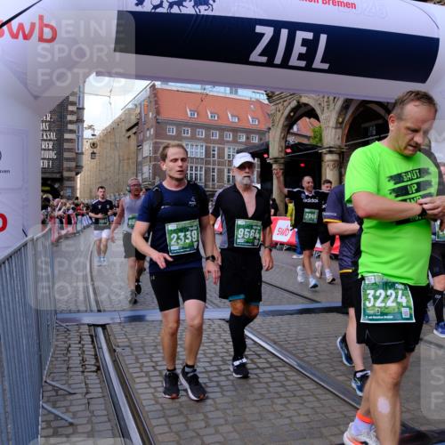 13.09.2026 - 21. swb-Marathon Bremen Tim E. http://msf.ph/oto/10391073 13.09.2026 13:36:35 Ziel 372, 900, 1072, 2339, 2692, 2700, 2931, 2949, 3224, 3291, 3410, 3591, 4049, 4643, 4989, 5259, 5800, 6642, 6778, 7379, 7865, 8275, 8488, 8511, 8525, 8731, 8941, 9026, 9076, 9226, 9427, 9497, 9564, 13038, 13238 meine-sportfotos.de