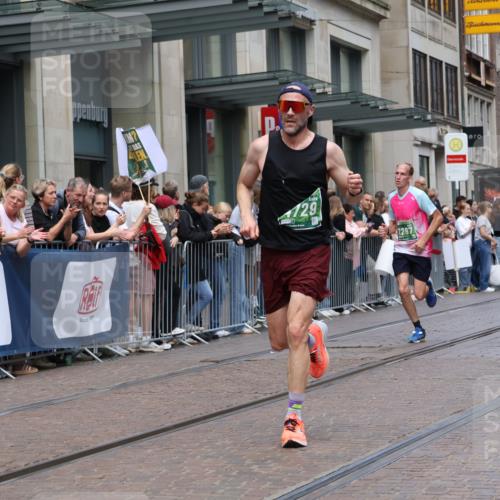 13.09.2026 - 21. swb-Marathon Bremen Strokosch-Dieckow http://msf.ph/oto/10391074 13.09.2026 13:04:51 Ziel 1336, 1822, 2297, 3196, 4025, 4729, 6708, 7102, 9273, 1223, 1224, 1712, 2207, 2646, 2956, 5283, 5674, 6708, 7538, 7814, 8054, 8701, 8936, 9070, 9306, 9495, 9689, 13034, 13187 meine-sportfotos.de