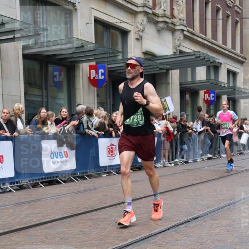 13.09.2026 - 21. swb-Marathon Bremen Strokosch-Dieckow http://msf.ph/oto/10391083 13.09.2026 13:04:52 Ziel 1336, 1822, 2297, 3196, 3365, 4025, 4729, 7102, 9273, 1223, 1224, 1712, 2207, 2646, 2956, 5283, 5674, 6708, 7538, 7814, 8054, 8701, 8936, 9070, 9306, 9495, 9689, 13034, 13187 meine-sportfotos.de