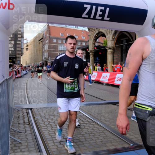 13.09.2026 - 21. swb-Marathon Bremen Tim E. http://msf.ph/oto/10391096 13.09.2026 13:36:39 Ziel 372, 900, 1738, 1880, 2339, 2692, 2700, 2949, 3410, 3591, 4049, 4643, 4989, 5800, 6527, 6642, 6778, 7379, 7865, 8511, 8525, 8731, 8905, 8941, 9026, 9226, 9427, 9564, 9899, 13038, 13238 meine-sportfotos.de