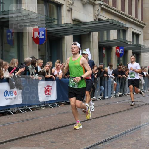 13.09.2026 - 21. swb-Marathon Bremen Strokosch-Dieckow http://msf.ph/oto/10391165 13.09.2026 13:05:10 Ziel 439, 1301, 1562, 3242, 3271, 3365, 4025, 5092, 5199, 5725, 6579, 7141, 9273, 1336, 1822, 2297, 2646, 3196, 4729, 5674, 6708, 7102, 7538, 8054, 9306, 9495, 13187 meine-sportfotos.de