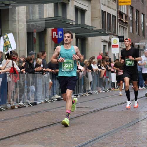 13.09.2026 - 21. swb-Marathon Bremen Strokosch-Dieckow http://msf.ph/oto/10391187 13.09.2026 13:05:13 Ziel 439, 1301, 1562, 1879, 3242, 3271, 3365, 5092, 5199, 5725, 6579, 7141, 9273, 1336, 1822, 2297, 3196, 4025, 4729, 6708, 7102, 7538, 8054, 9273, 9306, 9495 meine-sportfotos.de