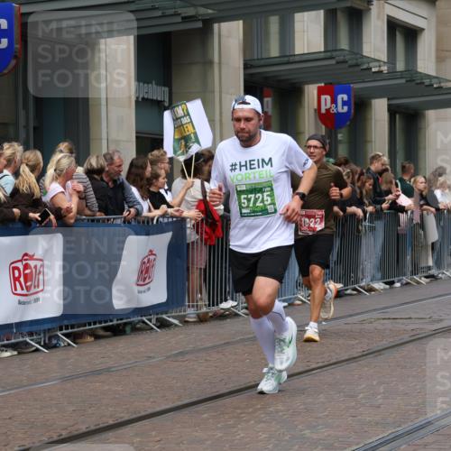 13.09.2026 - 21. swb-Marathon Bremen Strokosch-Dieckow http://msf.ph/oto/10391219 13.09.2026 13:05:16 Ziel 439, 1301, 1562, 1879, 2538, 3242, 3271, 3365, 5092, 5199, 5725, 6579, 7141, 1336, 1822, 2297, 3196, 4025, 4729, 6708, 7102, 9273 meine-sportfotos.de