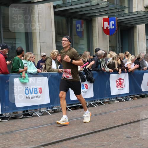 13.09.2026 - 21. swb-Marathon Bremen Strokosch-Dieckow http://msf.ph/oto/10391235 13.09.2026 13:05:19 Ziel 439, 1017, 1301, 1562, 1879, 2538, 3242, 3271, 4157, 5092, 5199, 5725, 6025, 6579, 7141, 8973, 439, 1336, 1822, 2297, 3196, 3365, 4025, 4729, 7102, 9273 meine-sportfotos.de