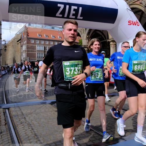 13.09.2026 - 21. swb-Marathon Bremen Tim E. http://msf.ph/oto/10391347 13.09.2026 13:37:30 Ziel 869, 950, 1180, 1285, 1854, 1991, 2531, 3333, 3627, 3732, 3823, 3894, 4448, 4932, 4947, 5388, 5547, 5577, 5612, 5791, 6046, 6431, 6629, 6904, 6947, 6961, 7006, 7571, 7937, 8268, 8443, 8458, 8753, 9140, 9310, 9317, 9415, 9701, 9840, 13077 meine-sportfotos.de