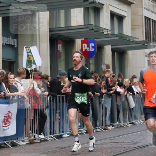 13.09.2026 - 21. swb-Marathon Bremen Strokosch-Dieckow http://msf.ph/oto/10391455 13.09.2026 13:06:23 Ziel 508, 521, 788, 1009, 1770, 1921, 2832, 3127, 3910, 4574, 4777, 5238, 6784, 6951, 7590, 8580, 474, 681, 1901, 3297, 3466, 4614, 6686, 7336, 7590, 8621, 8670, 9429, 9934, 13148 meine-sportfotos.de