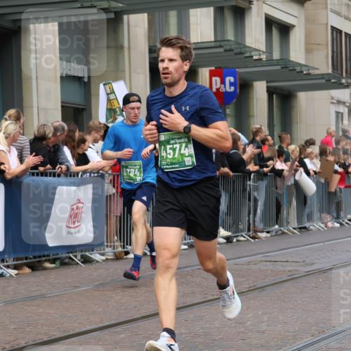 13.09.2026 - 21. swb-Marathon Bremen Strokosch-Dieckow http://msf.ph/oto/10391498 13.09.2026 13:06:33 Ziel 508, 521, 749, 788, 1009, 3127, 3794, 3910, 3973, 4574, 5238, 6784, 6951, 8580, 8888, 9708, 474, 508, 1770, 1901, 1921, 2832, 4777, 7590, 8621, 9934, 13148 meine-sportfotos.de