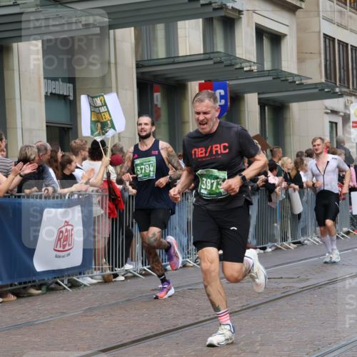 13.09.2026 - 21. swb-Marathon Bremen Strokosch-Dieckow http://msf.ph/oto/10391545 13.09.2026 13:06:47 Ziel 749, 1540, 1863, 3794, 3973, 6053, 7636, 7876, 8888, 8980, 9708, 9927, 508, 521, 788, 1009, 1770, 1921, 2832, 3127, 3910, 4574, 4777, 5238, 6784, 6951, 7590, 8580, 13148 meine-sportfotos.de