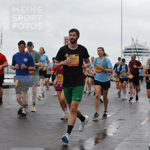 13.09.2026 - Kiel Lauf Andreas Tolksdorf http://msf.ph/oto/10403597 13.09.2026 11:03:54 Kiellinie 6389, 38, 2928, 3759, 529 meine-sportfotos.de