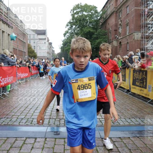 13.09.2026 - Kiel Lauf Yannick Fuchs http://msf.ph/oto/10406027 13.09.2026 08:58:16 Ziel 734, 1158, 2710, 2908, 3145, 3150, 3492, 3686, 4115, 4491, 4546, 4550, 4999, 5005, 6246, 6428, 6588, 7018, 7026, 7031, 7574, 7576, 8067, 9097, 9372, 9490, 9585, 9620, 9622, 9701, 10566, 10890, 10899, 10925, 11077, 11638, 11673, 12216, 12357, 57, 1462, 1520, 1791, 2326, 2964, 3020, 3359, 3375, 3567, 3691, 3891, 4025, 4182, 4185, 4321, 4995, 5093, 5219, 5244, 5666, 5733, 5895, 6056, 6350, 6984, 7058, 7574, 7604, 7608, 7609, 7812, 8668, 8674, 8675, 10566 meine-sportfotos.de