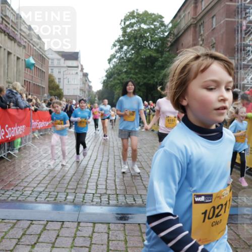 13.09.2026 - Kiel Lauf Yannick Fuchs http://msf.ph/oto/10406190 13.09.2026 08:58:32 Ziel 515, 1188, 1382, 2100, 3217, 4622, 4965, 5092, 5200, 5908, 7022, 8354, 9852, 10242, 11430, 734, 1158, 1462, 1791, 2710, 2908, 3145, 3150, 3492, 3567, 3686, 3891, 4025, 4115, 4491, 4546, 4550, 4995, 4999, 5005, 6246, 6350, 6428, 6588, 6984, 7018, 7026, 7031, 7574, 7576, 7812, 8067, 8674, 8675, 9097, 9372, 9490, 9585, 9620, 9622, 9701, 9852, 10566, 10890, 10899, 10925, 11077, 11638, 11673, 12216, 27, 339, 1119, 1348, 3242, 5201, 5536, 5537, 6151, 6573, 7407, 57, 3020, 5666 meine-sportfotos.de