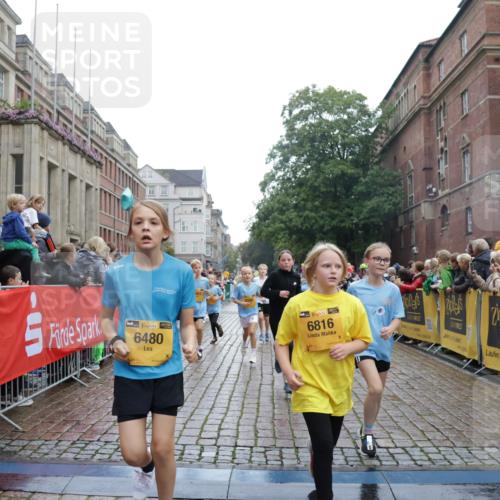 13.09.2026 - Kiel Lauf Yannick Fuchs http://msf.ph/oto/10406493 13.09.2026 08:59:01 Ziel 512, 1848, 2725, 4026, 5106, 5629, 6883, 6896, 7028, 7223, 7739, 7916, 8944, 10292, 10334, 11201, 11575, 27, 339, 515, 1119, 1188, 1348, 2100, 3242, 4965, 5092, 5200, 5201, 5536, 5537, 5908, 6151, 6573, 7022, 7407, 8354, 9773, 10211, 10821, 11252, 11386, 11430, 11783, 11924, 12297, 12517, 118, 3543, 3666, 3767, 3803, 3958, 4064, 4164, 4426, 4444, 5590, 6480, 6816, 7401, 7706, 8261, 9215, 9293, 9430, 1158, 1382, 3217, 3686, 4115, 4546, 4622 meine-sportfotos.de