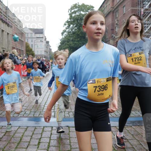 13.09.2026 - Kiel Lauf Yannick Fuchs http://msf.ph/oto/10406608 13.09.2026 08:59:14 Ziel 118, 3543, 3666, 3767, 4026, 4064, 4164, 4444, 6480, 6816, 7028, 7706, 8261, 9215, 9430, 9623, 10682, 11808, 27, 339, 512, 1119, 1348, 1848, 2725, 3242, 5106, 5201, 5536, 5537, 5629, 6151, 6573, 6883, 6896, 7223, 7407, 7739, 7916, 8944, 9773, 10211, 10292, 10334, 10821, 11201, 11252, 11386, 11575, 11924, 12297, 12517, 125, 579, 1413, 1549, 1792, 2342, 3165, 3803, 3890, 3958, 4426, 4481, 4498, 4886, 5016, 5131, 5590, 6943, 7337, 7371, 7401, 9293 meine-sportfotos.de