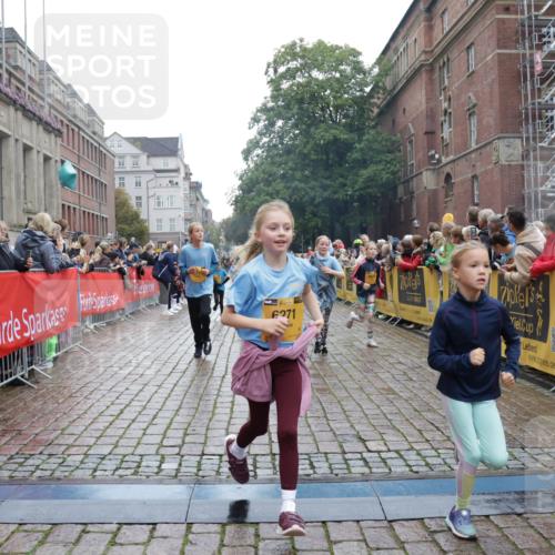 13.09.2026 - Kiel Lauf Yannick Fuchs http://msf.ph/oto/10406861 13.09.2026 08:59:42 Ziel 28, 533, 579, 621, 2906, 2962, 3537, 3865, 3867, 3890, 7919, 8530, 8673, 8932, 9036, 9151, 9370, 9394, 9939, 11364, 11570, 11980, 12298, 12329, 12586, 118, 125, 1413, 1549, 1792, 2342, 3165, 3543, 3666, 3767, 3803, 3958, 4064, 4164, 4426, 4444, 4481, 4498, 4886, 5016, 5131, 5590, 6480, 6816, 6943, 6944, 7320, 7337, 7371, 7396, 7401, 7706, 7981, 8069, 8153, 8261, 9215, 9293, 9358, 9370, 9430, 9623, 10665, 10682, 10723, 11189, 11395, 11570, 11617, 12004, 12383, 7746 meine-sportfotos.de