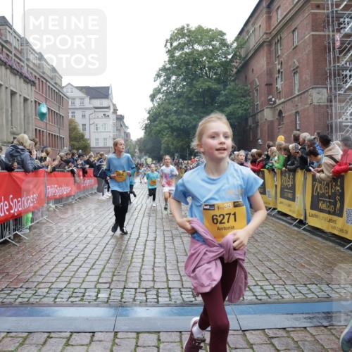 13.09.2026 - Kiel Lauf Yannick Fuchs http://msf.ph/oto/10406868 13.09.2026 08:59:42 Ziel 28, 533, 579, 621, 2906, 2962, 3537, 3865, 3867, 3890, 7919, 8530, 8673, 8932, 9036, 9151, 9370, 9394, 9939, 11364, 11570, 11980, 12298, 12329, 12586, 118, 125, 1413, 1549, 1792, 2342, 3165, 3543, 3666, 3767, 3803, 3958, 4064, 4164, 4426, 4444, 4481, 4498, 4886, 5016, 5131, 5590, 6480, 6816, 6943, 6944, 7320, 7337, 7371, 7396, 7401, 7706, 7981, 8069, 8153, 8261, 9215, 9293, 9358, 9370, 9430, 9623, 10665, 10682, 10723, 11189, 11395, 11570, 11617, 12004, 12383, 7746 meine-sportfotos.de
