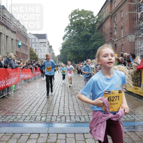 13.09.2026 - Kiel Lauf Yannick Fuchs http://msf.ph/oto/10406872 13.09.2026 08:59:42 Ziel 28, 533, 579, 621, 2906, 2962, 3537, 3865, 3867, 3890, 7919, 8530, 8673, 8932, 9036, 9151, 9370, 9394, 9939, 11364, 11570, 11980, 12298, 12329, 12586, 118, 125, 1413, 1549, 1792, 2342, 3165, 3543, 3666, 3767, 3803, 3958, 4064, 4164, 4426, 4444, 4481, 4498, 4886, 5016, 5131, 5590, 6480, 6816, 6943, 6944, 7320, 7337, 7371, 7396, 7401, 7706, 7981, 8069, 8153, 8261, 9215, 9293, 9358, 9370, 9430, 9623, 10665, 10682, 10723, 11189, 11395, 11570, 11617, 12004, 12383, 7746 meine-sportfotos.de