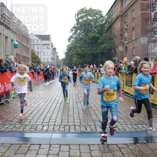 13.09.2026 - Kiel Lauf Yannick Fuchs http://msf.ph/oto/10407003 13.09.2026 08:59:55 Ziel 28, 780, 1871, 2789, 2918, 3545, 3568, 3865, 3867, 6271, 7624, 8673, 9036, 9939, 12298, 125, 533, 579, 621, 1413, 1549, 1792, 2342, 2906, 2962, 3165, 3537, 3803, 3890, 3958, 4426, 4481, 4498, 4886, 5016, 5131, 5590, 6943, 6944, 7320, 7337, 7371, 7396, 7401, 7919, 7981, 8069, 8153, 8530, 8932, 9151, 9293, 9358, 9370, 9394, 10665, 10723, 11189, 11364, 11395, 11570, 11617, 11980, 12004, 12298, 12329, 12383, 12586, 783, 1538, 4001, 4793, 4821, 7746, 9003, 9421, 9520, 10083 meine-sportfotos.de