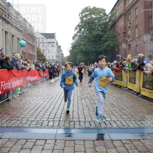 13.09.2026 - Kiel Lauf Yannick Fuchs http://msf.ph/oto/10407005 13.09.2026 08:59:55 Ziel 28, 780, 1871, 2789, 2918, 3545, 3568, 3865, 3867, 6271, 7624, 8673, 9036, 9939, 12298, 125, 533, 579, 621, 1413, 1549, 1792, 2342, 2906, 2962, 3165, 3537, 3803, 3890, 3958, 4426, 4481, 4498, 4886, 5016, 5131, 5590, 6943, 6944, 7320, 7337, 7371, 7396, 7401, 7919, 7981, 8069, 8153, 8530, 8932, 9151, 9293, 9358, 9370, 9394, 10665, 10723, 11189, 11364, 11395, 11570, 11617, 11980, 12004, 12298, 12329, 12383, 12586, 783, 1538, 4001, 4793, 4821, 7746, 9003, 9421, 9520, 10083 meine-sportfotos.de