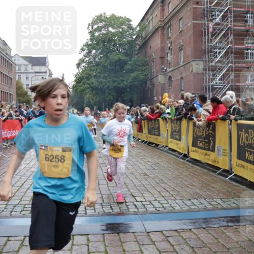 13.09.2026 - Kiel Lauf Yannick Fuchs http://msf.ph/oto/10407125 13.09.2026 09:00:04 Ziel 780, 1871, 2918, 3545, 3568, 4001, 6271, 7624, 7746, 8692, 9421, 10083, 12371, 28, 533, 579, 621, 1549, 1792, 2342, 2789, 2906, 2962, 3165, 3537, 3865, 3867, 3890, 4481, 7919, 7981, 8530, 8673, 8932, 9036, 9151, 9370, 9394, 9939, 10665, 10723, 11364, 11570, 11980, 12298, 12329, 12586, 65, 783, 1284, 1538, 2513, 2894, 3549, 4661, 4793, 4821, 6258, 6606, 6808, 9003, 9520, 10592, 11727, 12051, 12662, 125, 1413, 1549, 1792, 2342, 3165, 4481, 9370, 11570 meine-sportfotos.de